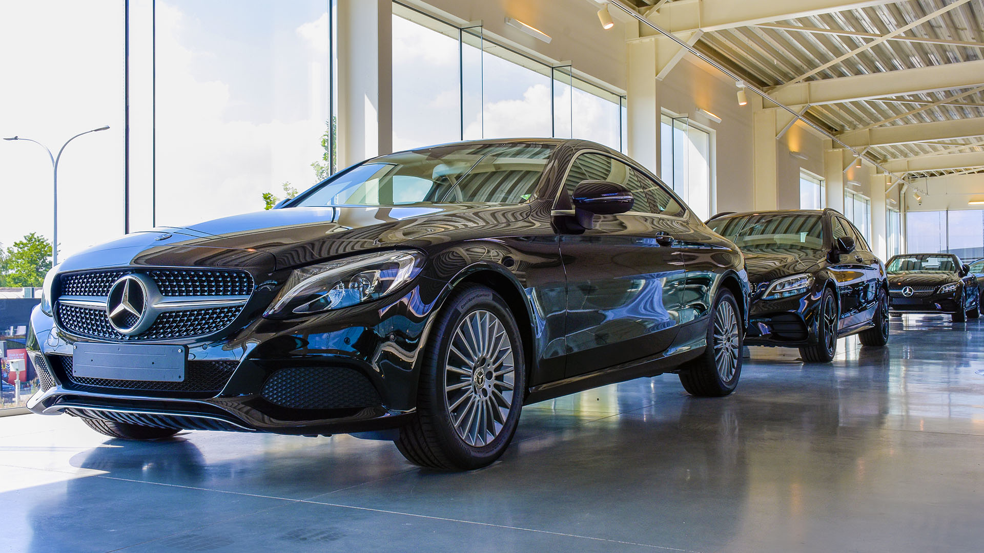 foto van een mooie auto in showroom